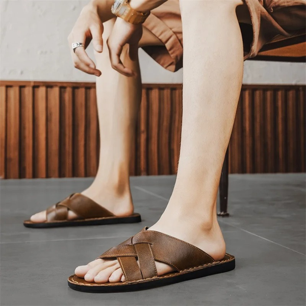 Herren-Pantoletten mit überkreuzten Riemen und sichtbaren Nähten-Footwear for men-Alpenkind