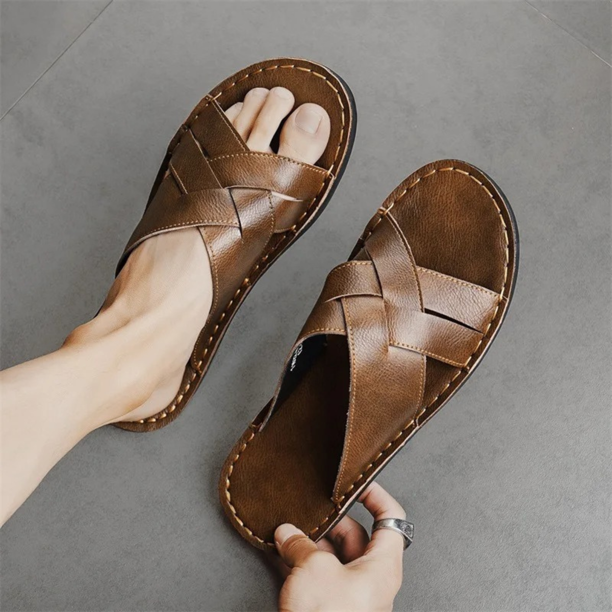 Herren-Pantoletten mit überkreuzten Riemen und sichtbaren Nähten-Footwear for men-Alpenkind