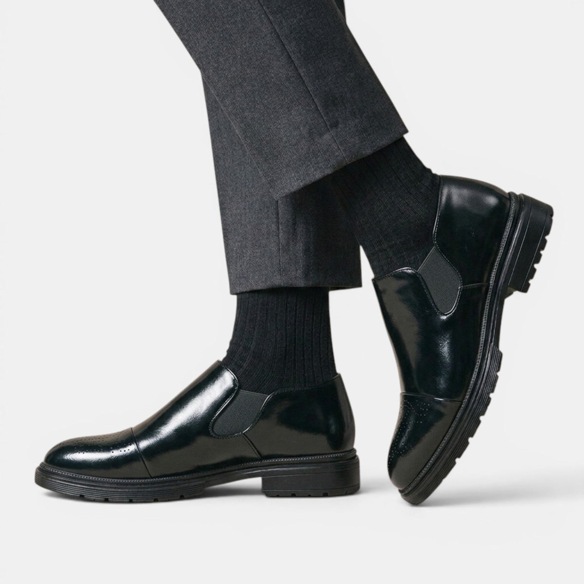 Herren-Slipper im Brogue-Stil mit elastischen Seiteneinsätzen-Footwear for men-Alpenkind