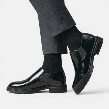 Herren-Slipper im Brogue-Stil mit elastischen Seiteneinsätzen-Footwear for men-Alpenkind