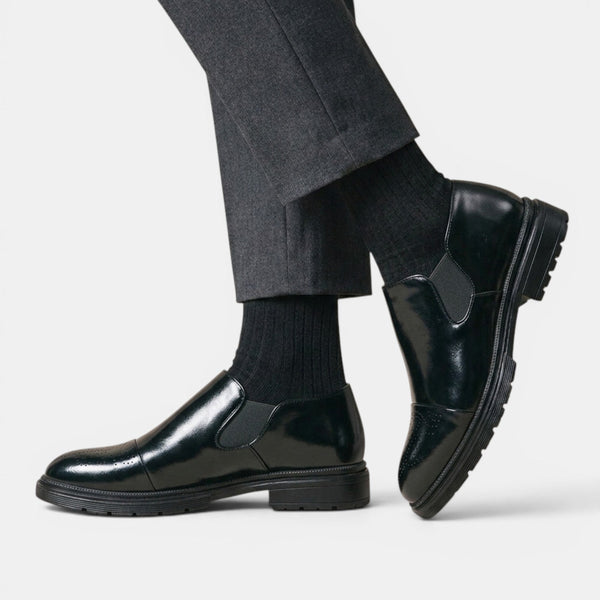 Herren-Slipper im Brogue-Stil mit elastischen Seiteneinsätzen-Footwear for men-Alpenkind
