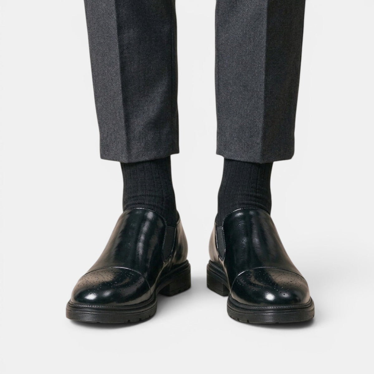 Herren-Slipper im Brogue-Stil mit elastischen Seiteneinsätzen-Footwear for men-Alpenkind
