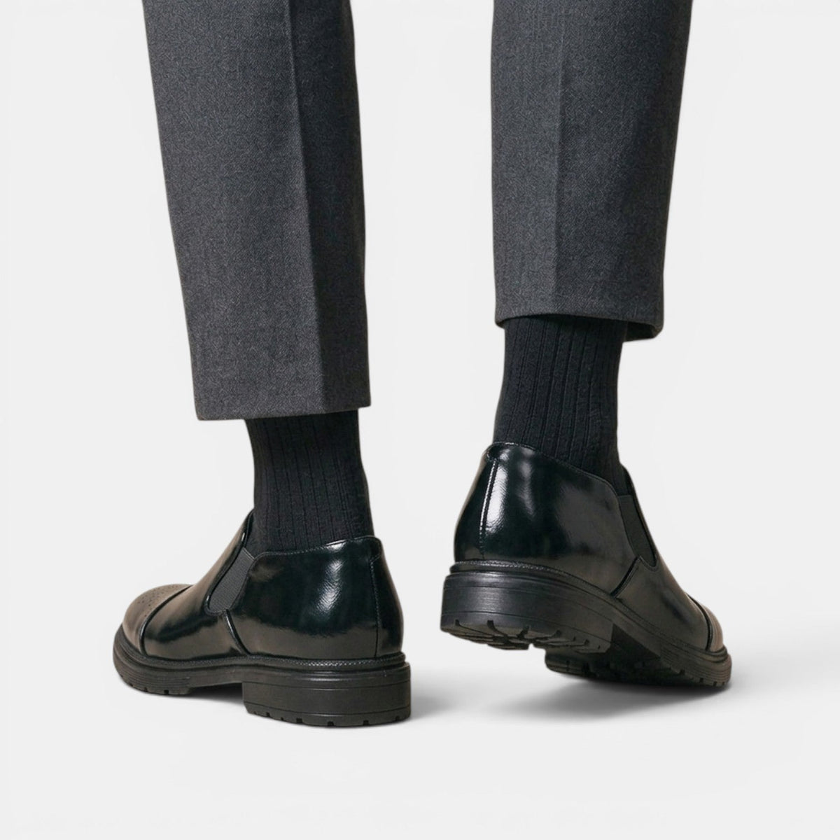 Herren-Slipper im Brogue-Stil mit elastischen Seiteneinsätzen-Footwear for men-Alpenkind