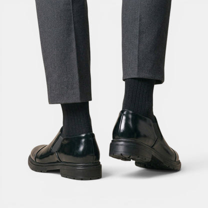 Herren-Slipper im Brogue-Stil mit elastischen Seiteneinsätzen-Footwear for men-Alpenkind