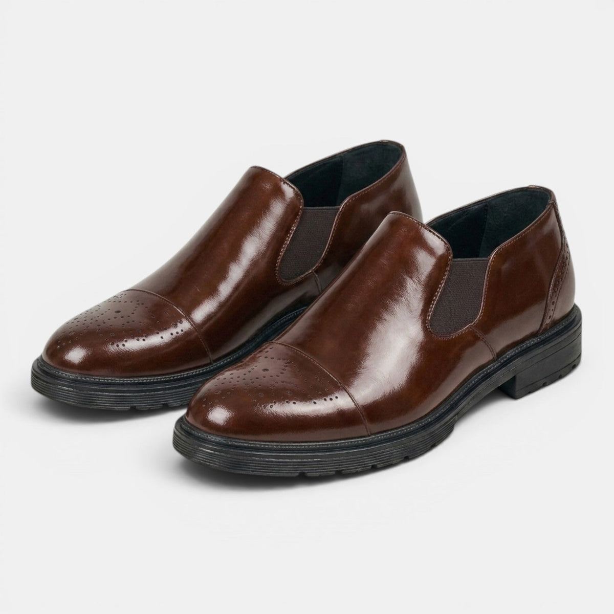 Herren-Slipper im Brogue-Stil mit elastischen Seiteneinsätzen-Footwear for men-Alpenkind