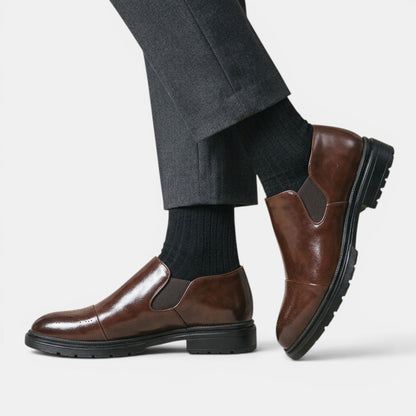 Herren-Slipper im Brogue-Stil mit elastischen Seiteneinsätzen-Footwear for men-Alpenkind