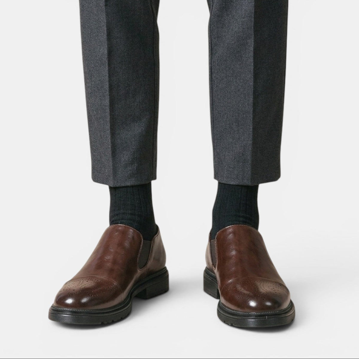 Herren-Slipper im Brogue-Stil mit elastischen Seiteneinsätzen-Footwear for men-Alpenkind