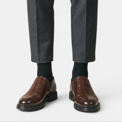 Herren-Slipper im Brogue-Stil mit elastischen Seiteneinsätzen-Footwear for men-Alpenkind