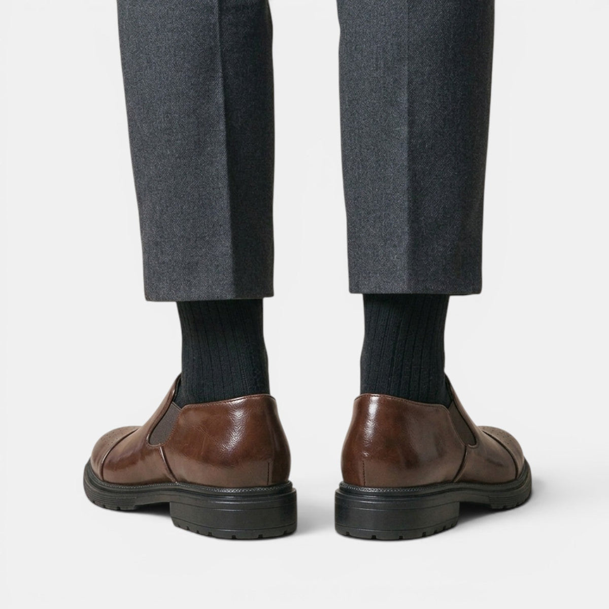 Herren-Slipper im Brogue-Stil mit elastischen Seiteneinsätzen-Footwear for men-Alpenkind