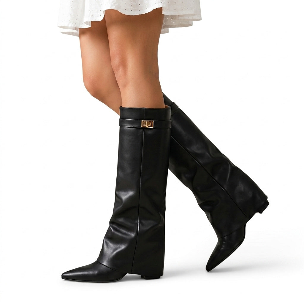 Kniehohe Damenstiefel mit spitzer Zehenpartie und Metalldetail-Footwear for women-Alpenkind