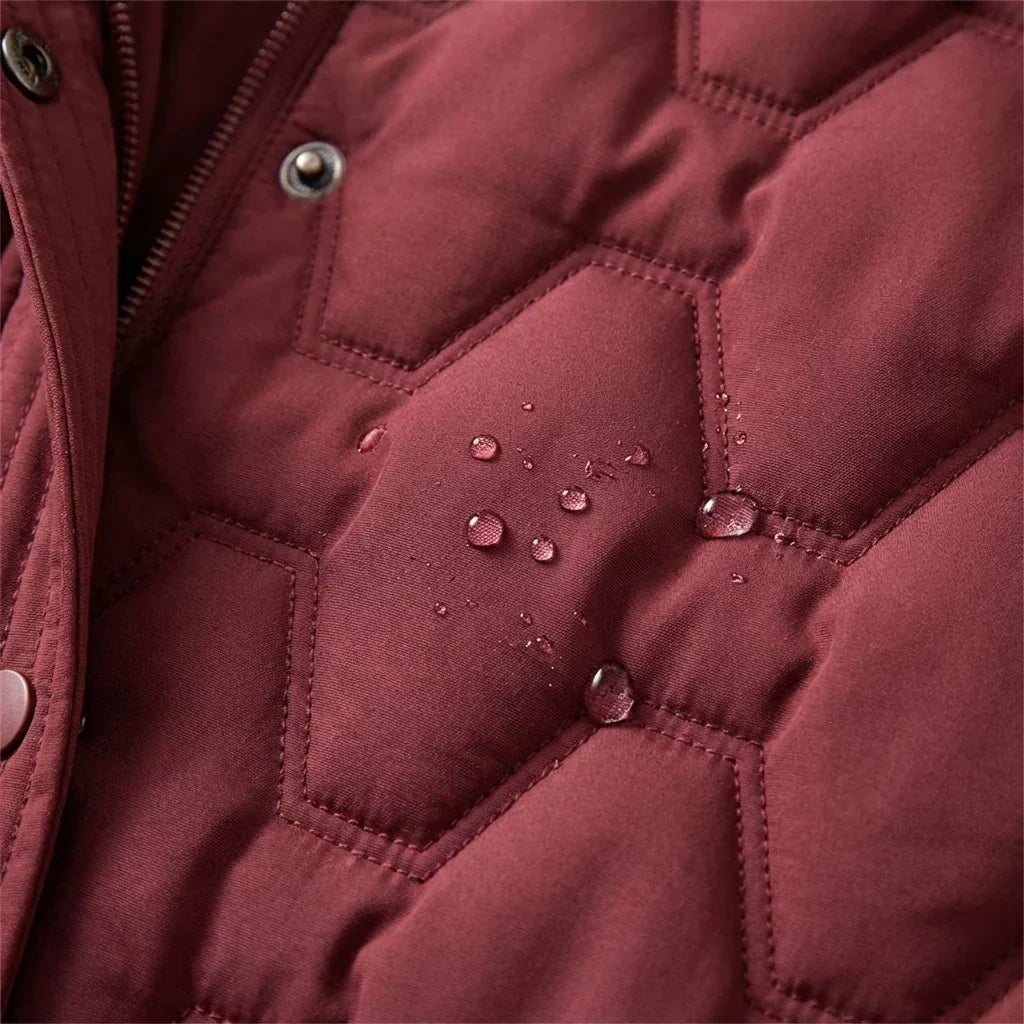 Langer Damen-Steppmantel mit Kapuze und geometrischem Steppmuster-Coats for women-Alpenkind