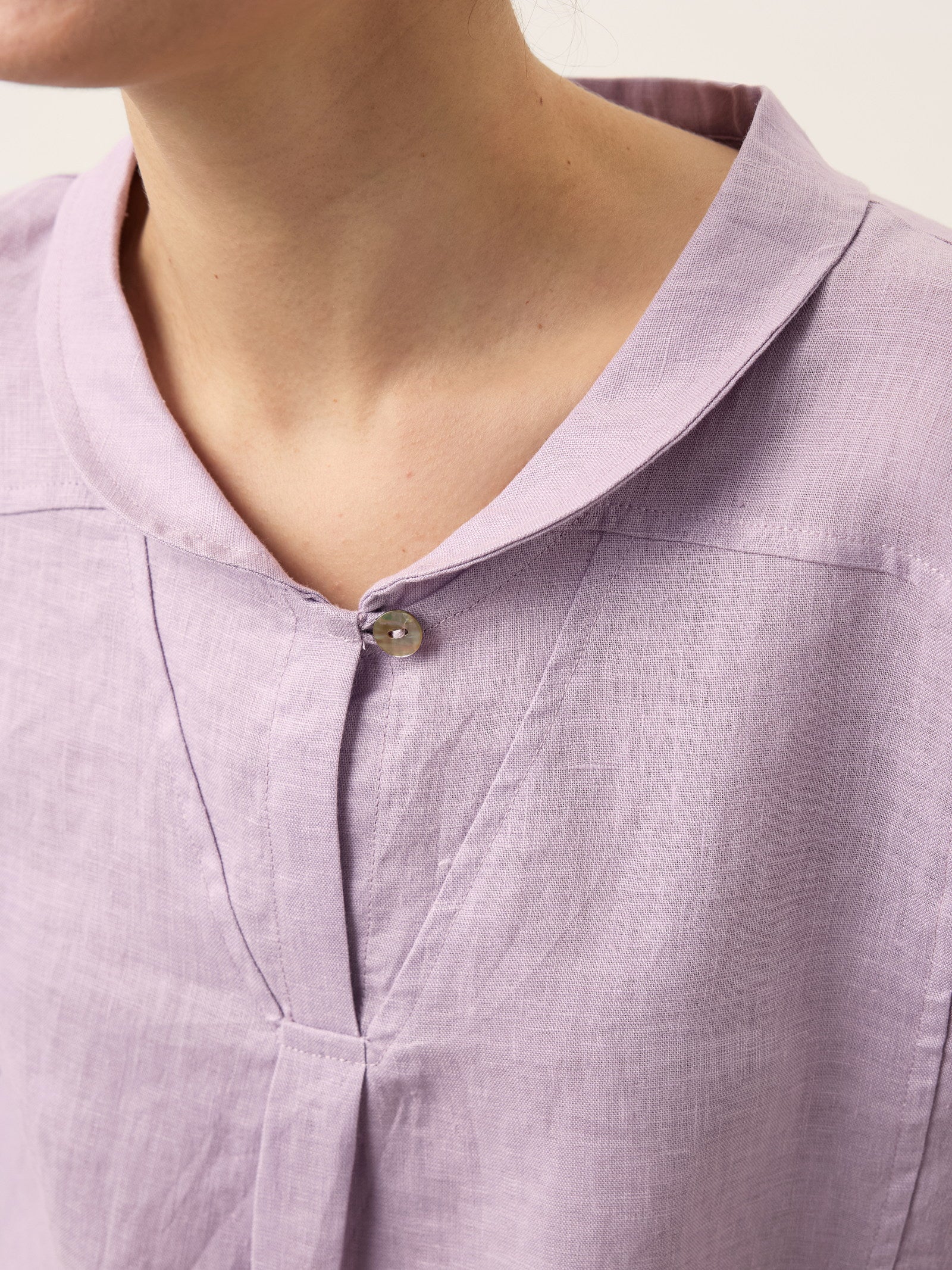 Leinentop für Damen mit Schalkragen und V-Ausschnitt-Tops for women-Alpenkind