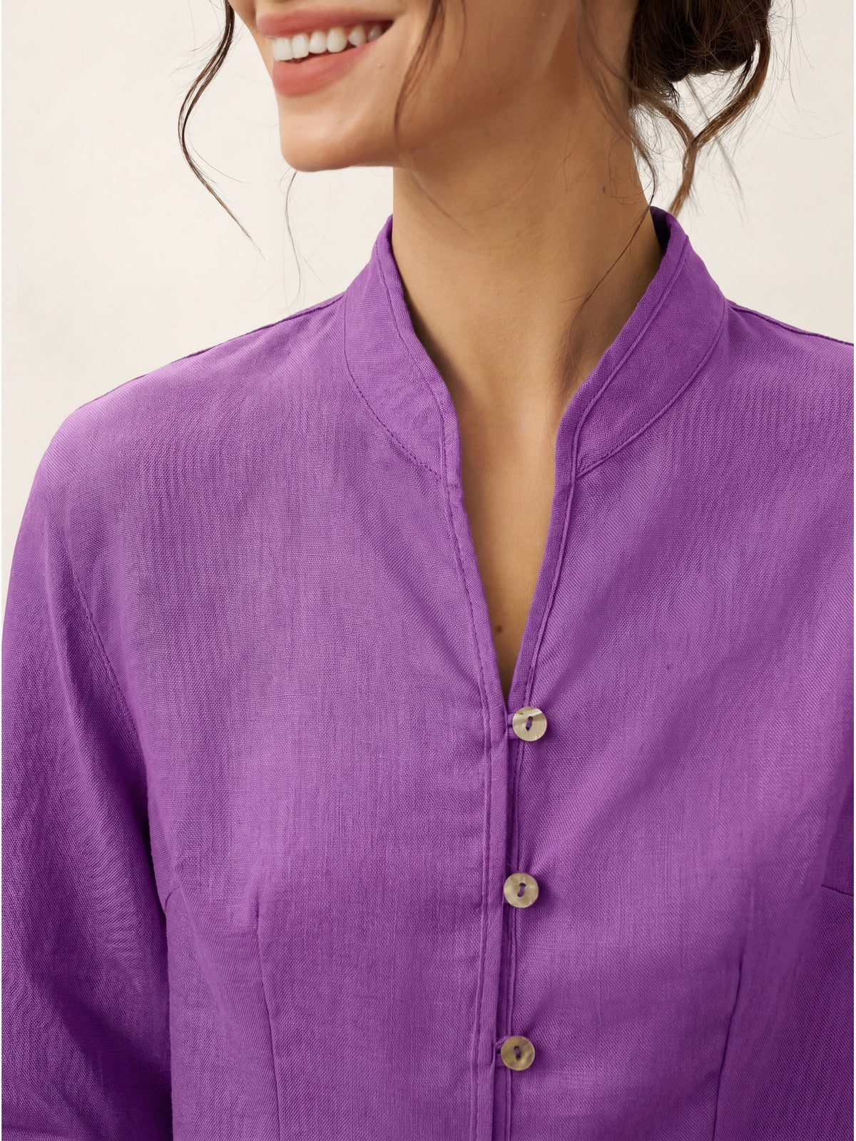 Tailliertes Damen-Leinenhemd mit Stehkragen-Shirts for women-Alpenkind