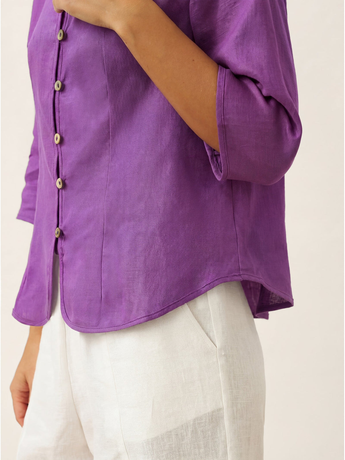 Tailliertes Damen-Leinenhemd mit Stehkragen-Shirts for women-Alpenkind