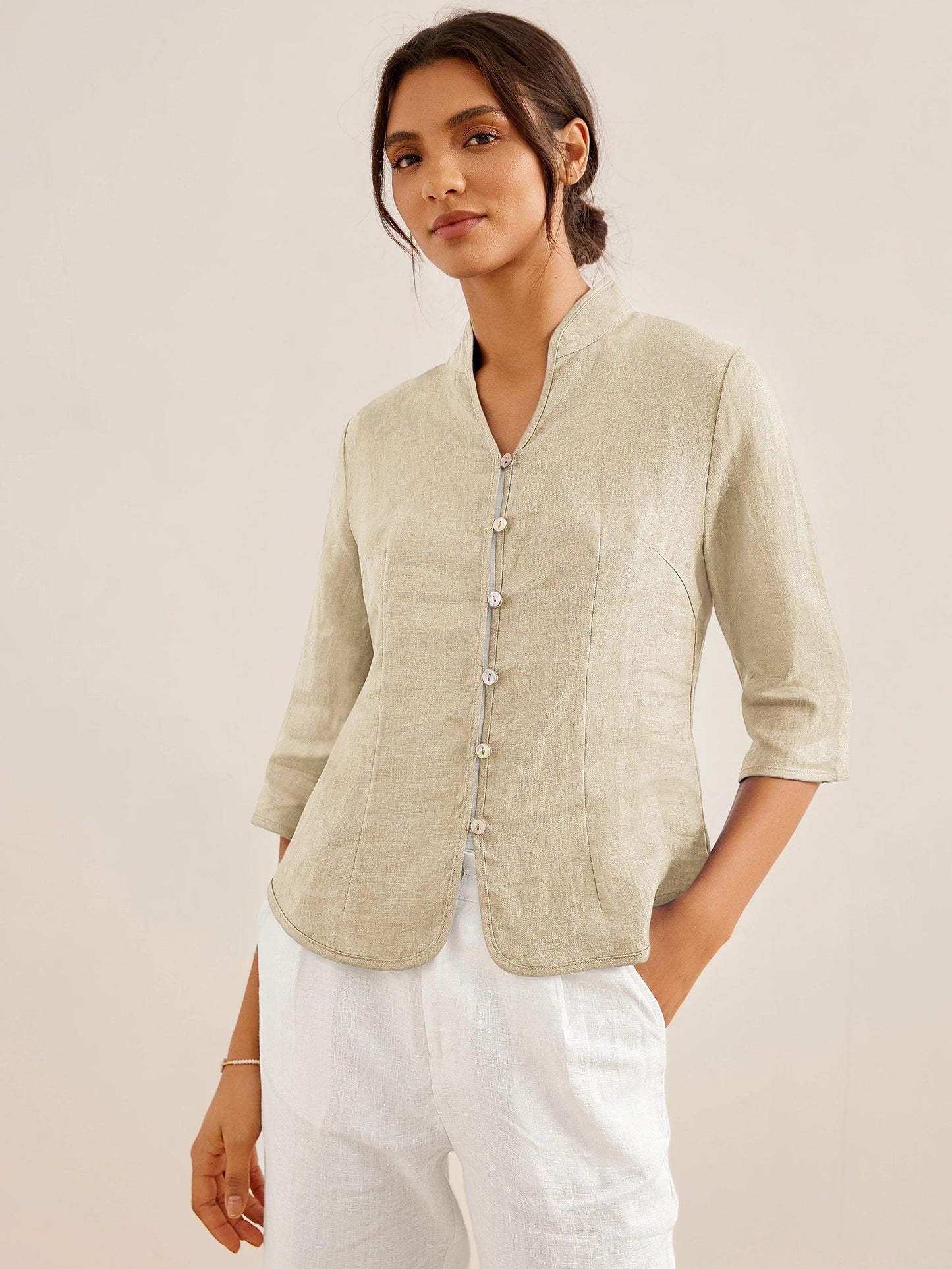 Tailliertes Damen-Leinenhemd mit Stehkragen-Shirts for women-Alpenkind