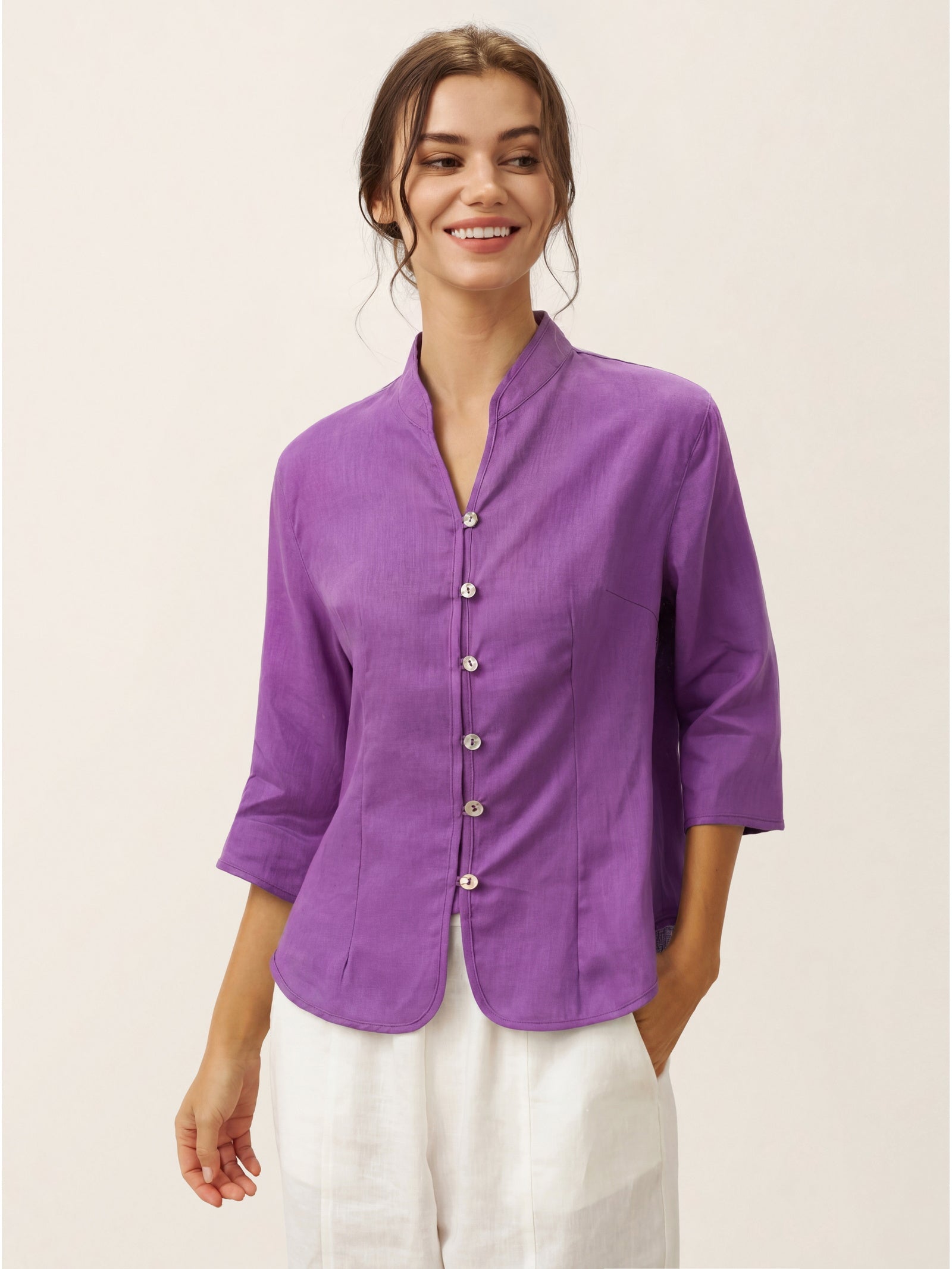 Tailliertes Damen-Leinenhemd mit Stehkragen-Shirts for women-Alpenkind